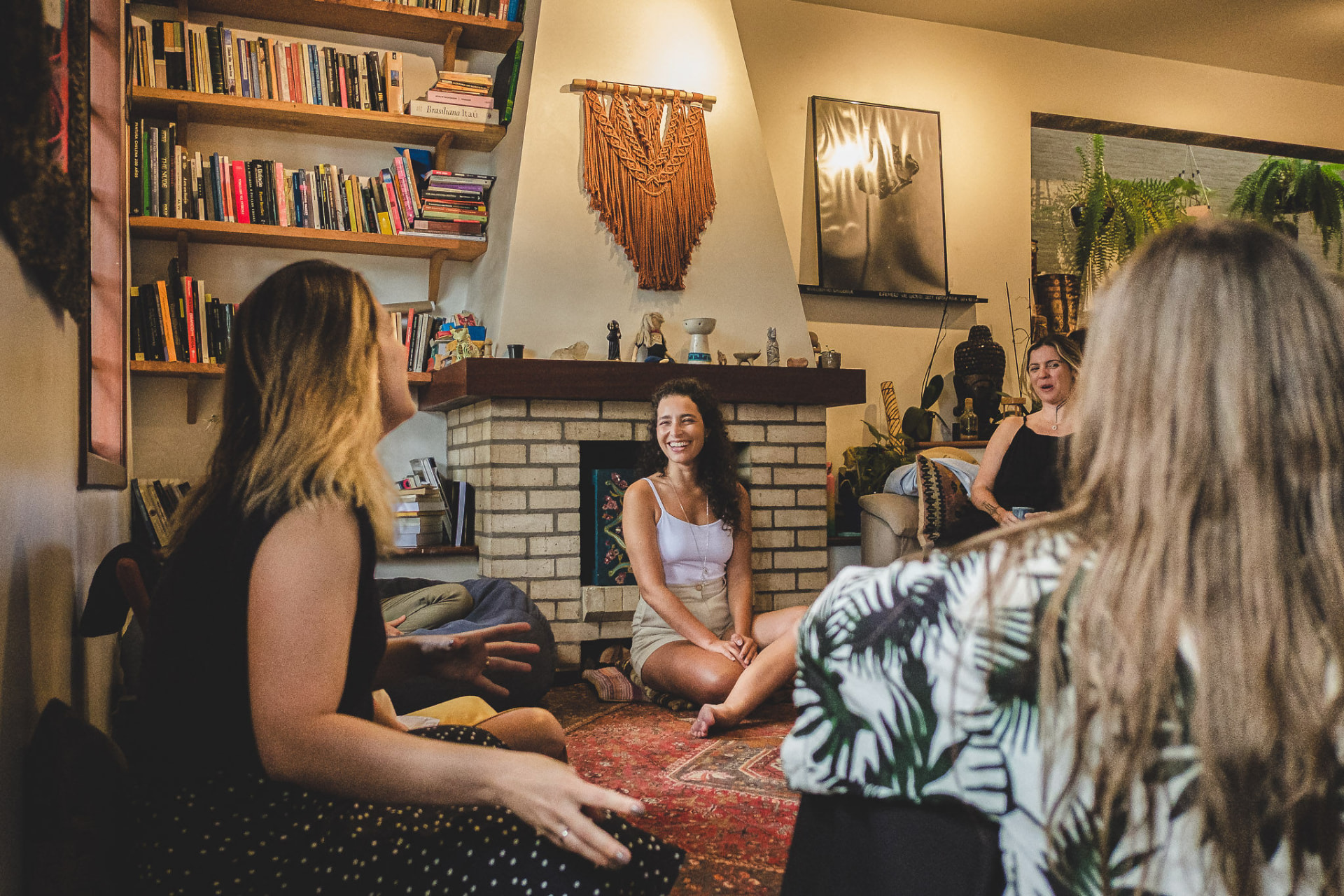 Círculo de mulheres sentadas em roda em uma sala acolhedora
